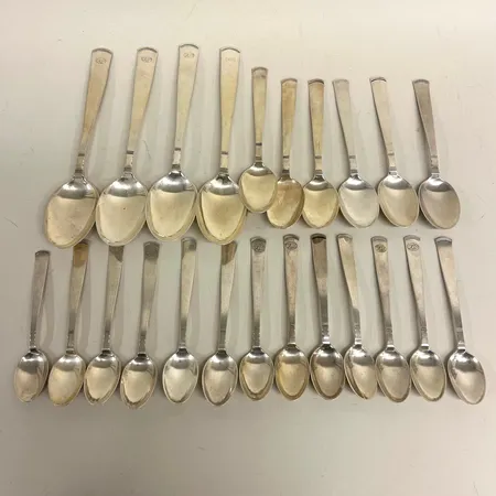 23 Skedar, olika längder, modell Rosenholm, vissa med monogramgravyr, 830/1000 silver Vikt: 506,1 g