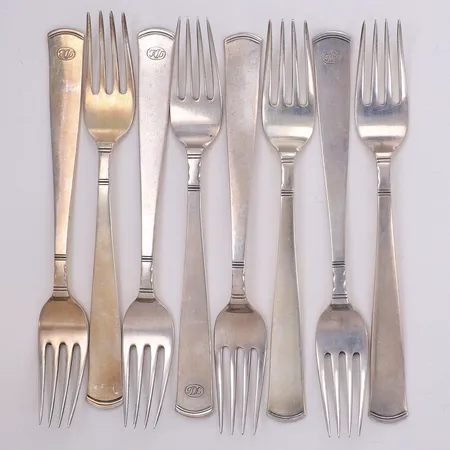 16 Bordsgafflar, 17,7cm, modell: Rosenholm, vissa med monogramgravyr, 830/1000 silver Vikt: 663,1 g