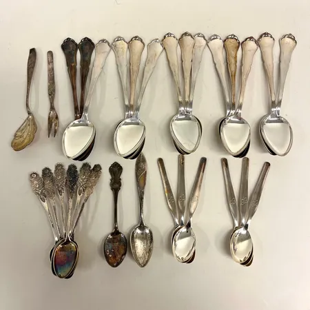 Diverse silverbestick, olika längder och modeller, flertalet med gravyr, 813-830/1000 silver Vikt: 733,5 g