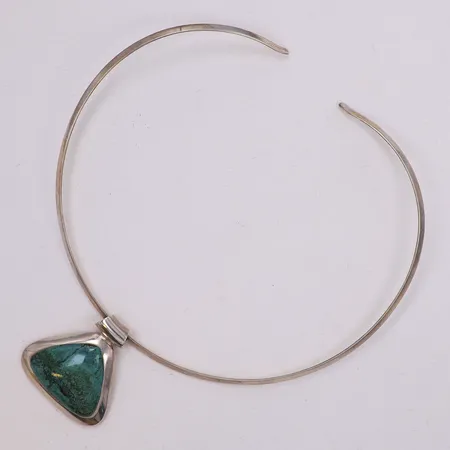 Stelt silvercollier, öppen modell, ca. innermått: 14x12cm, med hänge med grön sten, hängets mått: 45x42mm, 950/1000 silver,  Vikt: 35,1 g