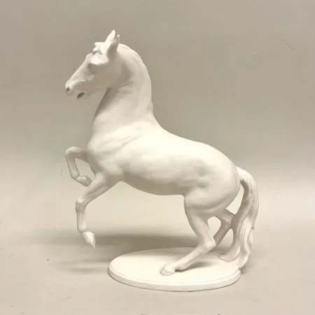 Figurin, häst, höjd ca 24cm, bredd ca 21cm, signerad Bochmann, stämplad Goebel CE 309, 1969, biskviporslin  Skickas med paket.