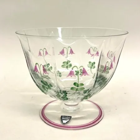 Skål på fot, höjd 10,5cm, Ø13cm, modell Linnea, design Eva Englund, etikettmärkt Orrefors, handmålat glas Skickas med paket.