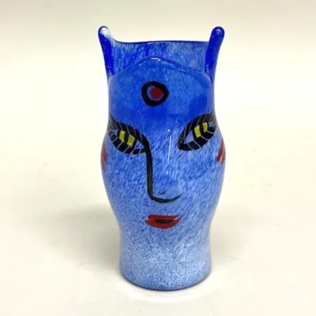 Vas, höjd 10cm, Open Minds, Artist Collection, #48748, signerad  Ulrika Hydman Vallien (1938-2018), etikettmärkt Kosta Boda, handmålat blått glas Skickas med paket.