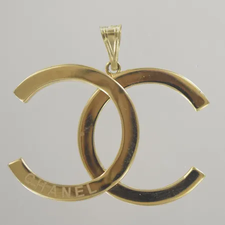 Hänge i set, längd 3,4 cm, bredd 3,7 cm, 18K  Vikt: 4,7 g