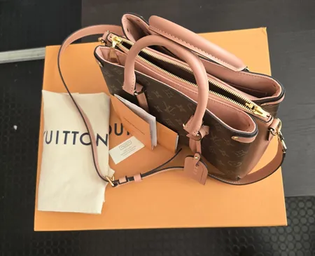 Väska Louis Vuitton DK4168, höjd 25 cm, bredd 24 cm, 
Kvitto från Louis Vuitton Paris. Några fläckar i stora fickan annars
Nytt skick! Skickas med postpaket.
