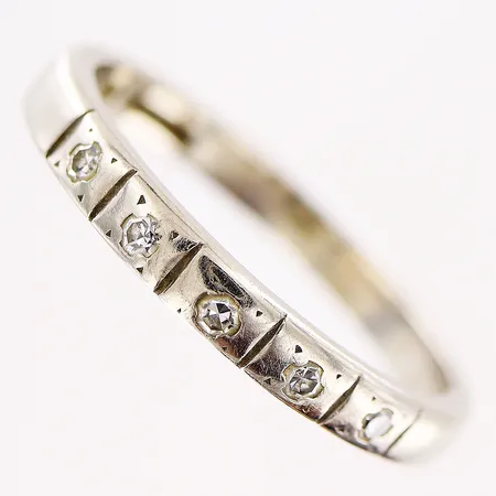 Ring, diamanter 5st totalt 0,07ctv enligt gravyr, 8/8-slipade, stl 16¾, bredd 2mm, vitguld, 18K.  Vikt: 2,6 g