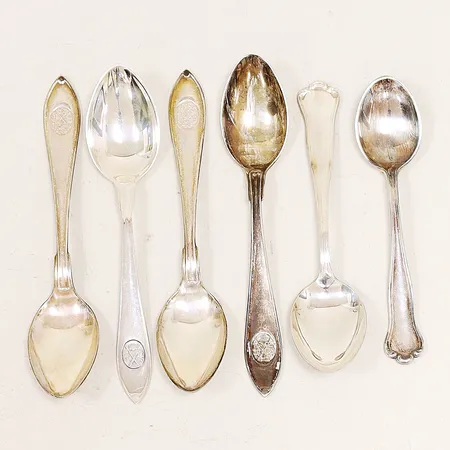 6 kaffeskedar olika modeller, gravyr, silver 830/1000. Vikt: 125,6 g