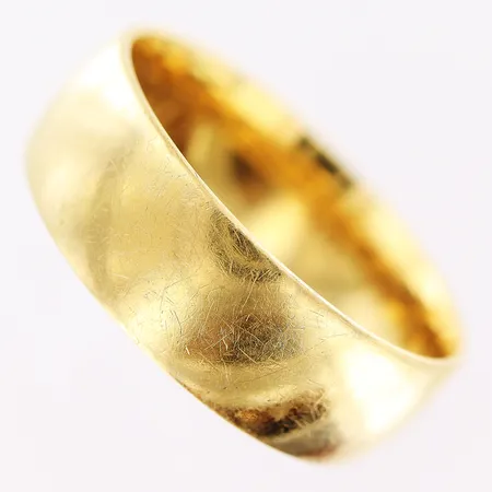 Ring, slät, stl 20¼, bredd 7mm, gravyr, 18K.  Vikt: 8,3 g