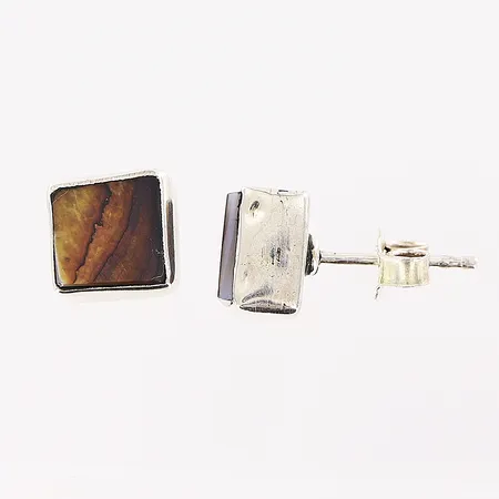 Ett par örhängen, brun pärlemorplatta 8x8mm, silver 925/1000 Vikt: 2,8 g