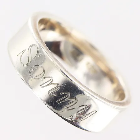 Ring stl 17¾, bredd 6mm, gravyr på utsida: Sonny, GHA, silver 925/1000 Vikt: 7,2 g
