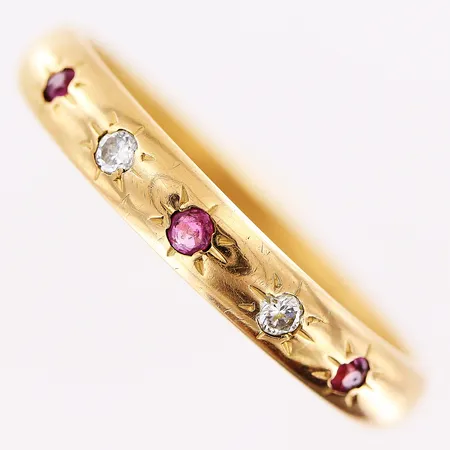 Ring, diamanter 2 x ca 0,03ct, samt 3st rubiner, mindre nagg, stl 22½m´, bredd 4mm, 18K Vikt: 7 g