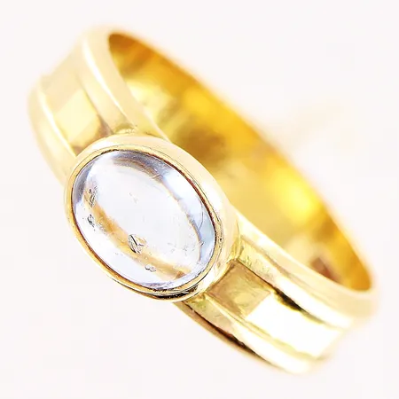 Ring, cabochonslipad blå sten, stl 18¼, bredd 5,5mm, gravyr, 18K Vikt: 5,5 g