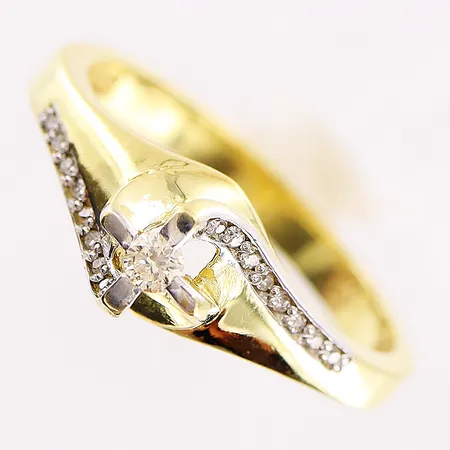 Ring, diamanter 18 x ca 0,005ct, 1 x ca 0,05ct, stl 18, bredd 2,5-6,5mm, 14K Vikt: 2,5 g