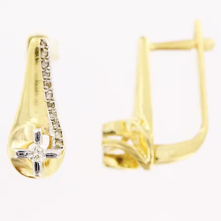 Ett par örhängen, diamanter 24 x ca 0,005ct, 2 x ca 0,05ct, 17mm, bredd 2,5-6,5mm, 14K Vikt: 4,5 g
