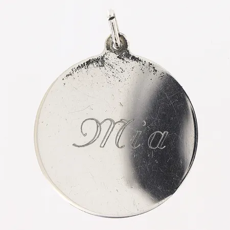 Hänge 31mm, Ø24mm, namngravyr: Mia, silver 830/1000. Vikt: 2,7 g