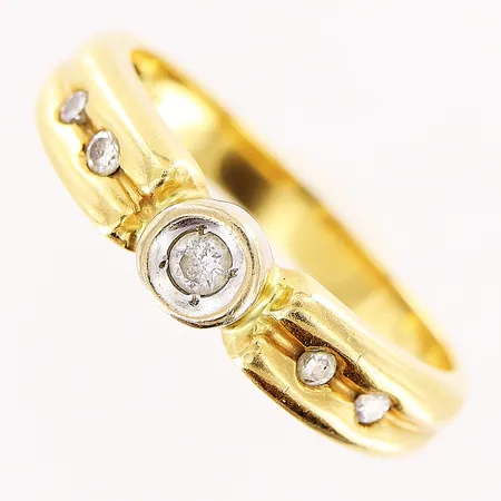 Ring, diamanter 5st totalt 0,15ctv, stl 19, bredd 2,5-4mm, 18K.  Vikt: 4,3 g