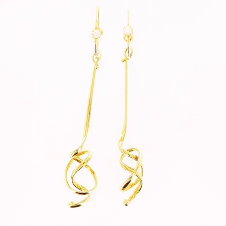 Ett par örhängen, diamanter 2 x ca 0,08ct, 75mm, bredd 1-13mm, stämplad GJ, OBS! Ej Georg Jensen standard stämpel, smärre skevheter, 18K.  Vikt: 7,8 g