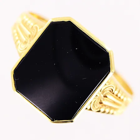 Klackring, svart sten, stl 20¼, bredd 2,5-13mm, 18K.  Vikt: 3,2 g