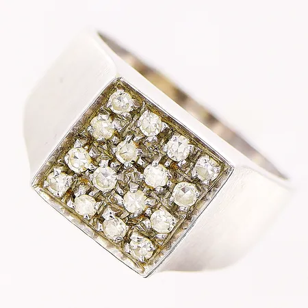 Klackring, diamanter 16 x ca 0,01ct, stl 14¾, bredd 2,5-9mm, vitguld, 18K.  Vikt: 4,2 g