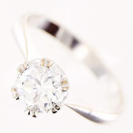 Ring, diamant ca 0,92ct, uppskattad kvalitet TW (G)/VS, stl 16¾, bredd på skenan 1,5-2,5mm, höjd från skenan 7mm, Guldvaruaktiebolaget G. Dahlgren & Co Ab, vitguld, 18K Vikt: 3 g