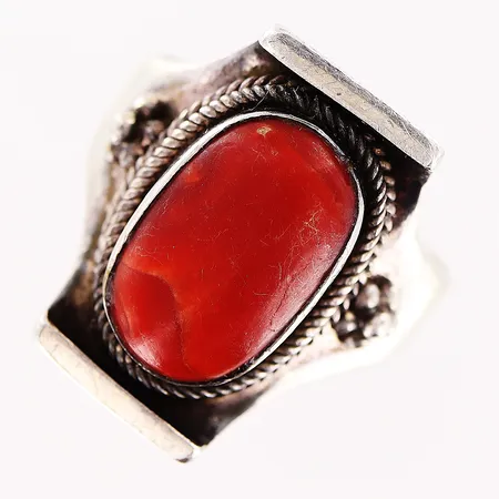 Ring, röd sten, stl 18,  bredd 5-22mm, något skev skena, ostämplad, silver Vikt: 8,3 g