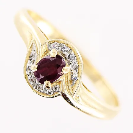 Ring, rubin, diamanter 10 x ca 0,005ct, stl 16¾, skev skena, 14K Vikt: 2 g