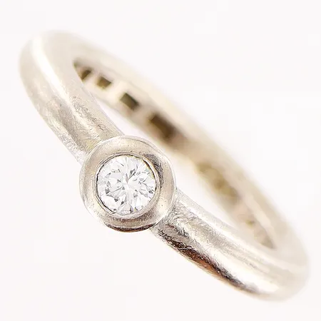 Ring, diamant ca 0,15ct, stl 16¼, bredd 2,5-5mm, vitguld, gravyr, 18K.  Vikt: 7,2 g