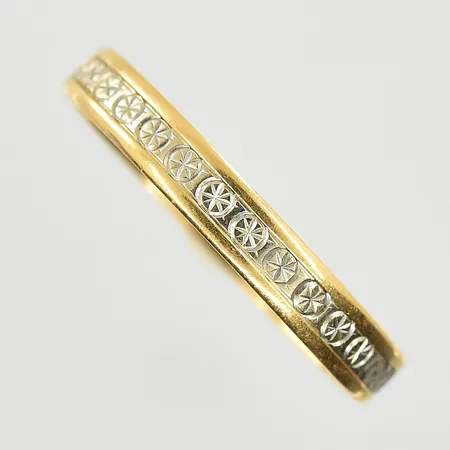 Ring, stl 17¼, bredd 3 mm, gravyr, gulguld/vitguld, 18K. Vikt: 2,6 g