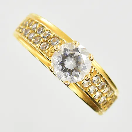 Ring med vita stenar, stl 17¼, bredd 3-6 mm, 21K. Vikt: 4 g