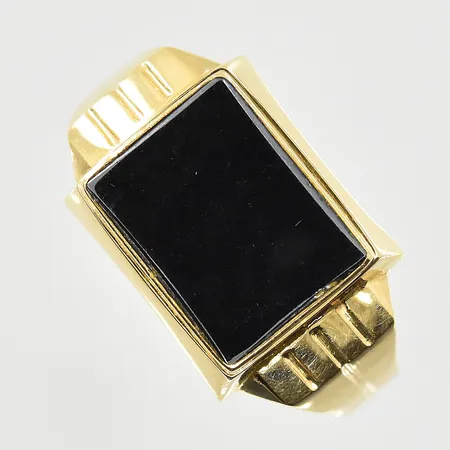 Klackring med hematit, stl 20¾, bredd 3-11 mm, 18K. Vikt: 5,4 g