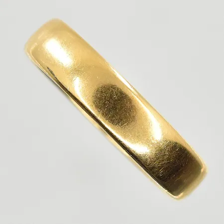 Ring, stl 19¼, bredd 5 mm, gravyr, 18K. Vikt: 5,8 g