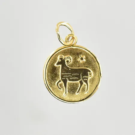 Hänge Stenbock, längd 15 mm, Ø12 mm, gravyr, 18K. Vikt: 0,9 g