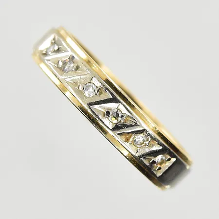 Ring med vita stenar, stl 16½, bredd 4 mm, vitguld/gulguld, 18K. Vikt: 3,5 g