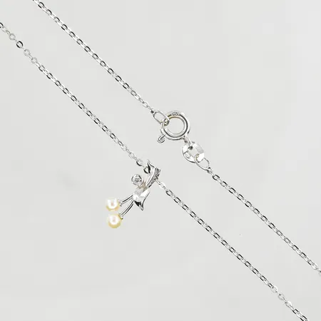Kedja Ankar samt hänge med pärlor, längd 39 cm, länkens bredd 1 mm, vitguld, 18K. Vikt: 2,2 g