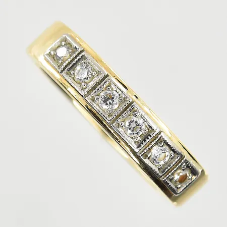 Ring med vita stenar, stl 17¾, bredd 4 mm, gulguld/vitguld, 18K. Vikt: 5,3 g
