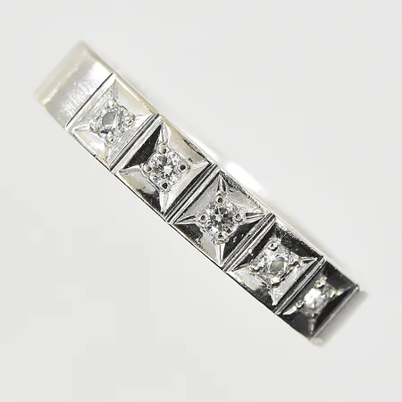 Ring med diamanter 0,15ctv, stl 16½, bredd 4 mm, vitguld, 18K. Vikt: 6,6 g