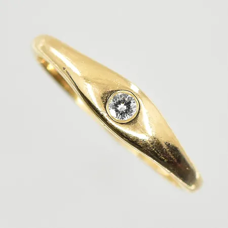 Ring med vit sten, stl 16, bredd 2-4 mm, 18K. Vikt: 2,5 g