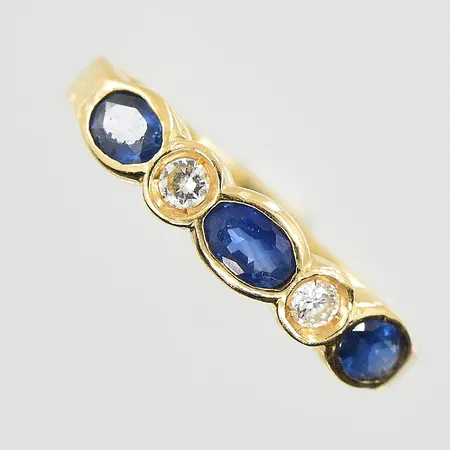 Ring med blå och vita stenar, stl 16¼, bredd 2-4 mm, slitna stenar, 18K. Vikt: 2 g