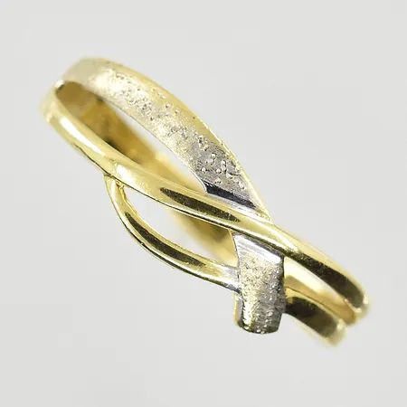 Ring, stl 17½, bredd 2-6 mm, delvis matterad yta i vitguld, 18K. Vikt: 1,9 g