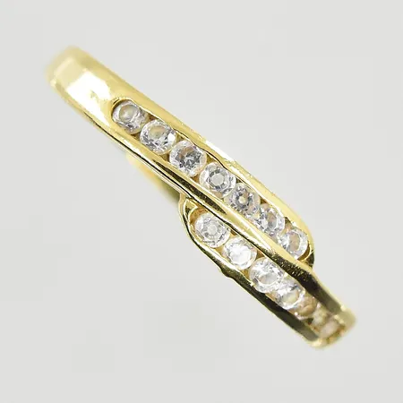 Ring med vita stenar, stl 17½, bredd 1-4 mm, ojämn skena, 18K. Vikt: 1,6 g