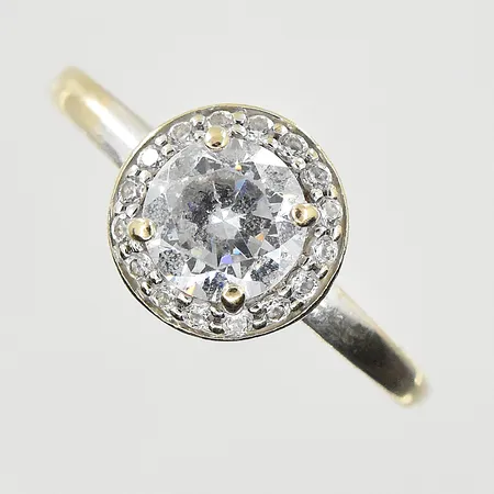 Ring med vita stenar, stl 17, Ø9 mm, vitguld, 18K. Vikt: 2,1 g