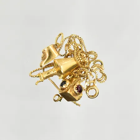 Diverse defekt guld med stenar, 18K. Vikt: 5,5 g