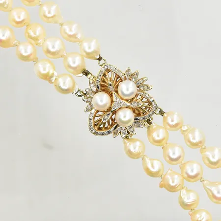 Pärlcollier, treradigt, barocka pärlor ca Ø6 mm, längd ca 39 cm, lås med tre pärlor samt samt små diamanter i 14K, bruttovikt 67,8g, hela låset kan tas av och bli ett separat hänge, bruttovikt lås 7,1g.