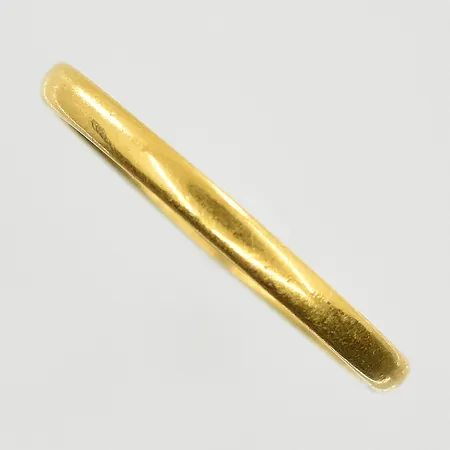 Ring, stl 17, bredd 2 mm, gravyr, 23K. Vikt: 2,4 g