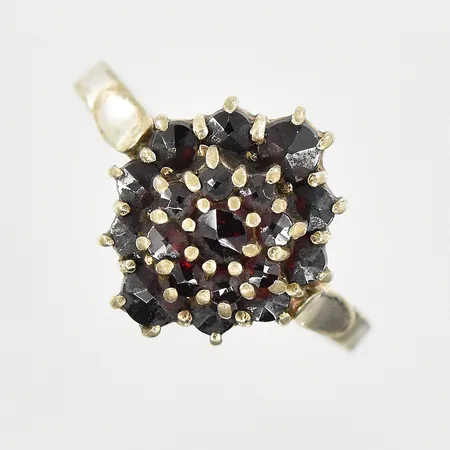 Ring med granater, stl 17½, bredd 2-12 mm, 830/1000 silver. Vikt: 2,9 g