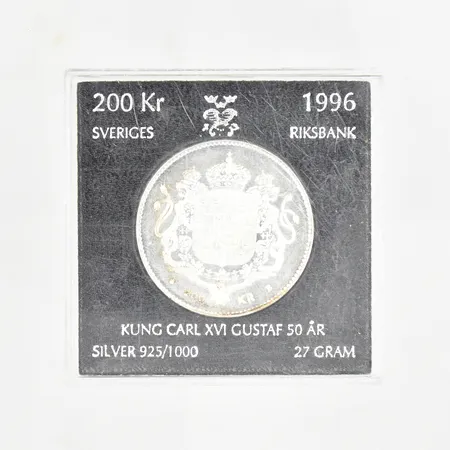 Minnesmynt, Kung Carl XVI Gustaf 50 år, Ø36 mm, Sveriges Riksbank 1996, nominellt värde 200kr, plastetui, 925/1000 silver. Vikt: 27 g