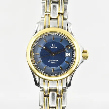 Damur Omega Seamaster, 120m, boett Ø26 mm, quartz, datum, safirglas, refnr 596.1502, serienr 55156096, ETA 256.461, guld/stål, något slapp länk, slitage på urtavlans ena sida, servicebehov/problem med datumbyte, manual, sliten box utan kudde, inga övriga tillbehör.