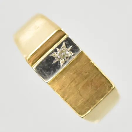 Klackring med vit sten, stl 18½, bredd 4-7 mm, skev skena, gulguld/vitguld, 18K. Vikt: 3,5 g