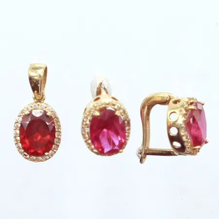 Set, ett par örhängen, röd/rosa stenar, 10mm, ett hänge, röd/rosa sten, 15mm 9K Vikt: 3,8 g