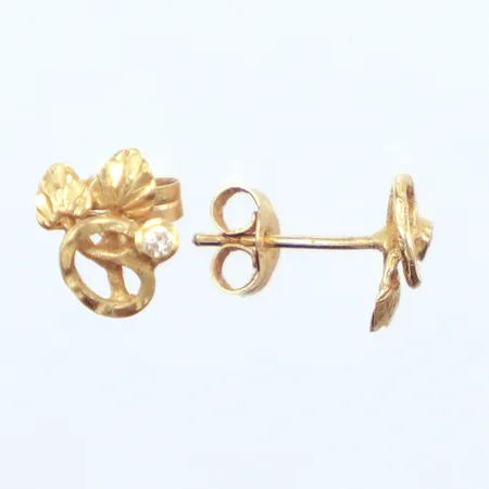 Ett par örhängen, vita stenar, bredd 8,3mm, 18K Vikt: 0,9 g